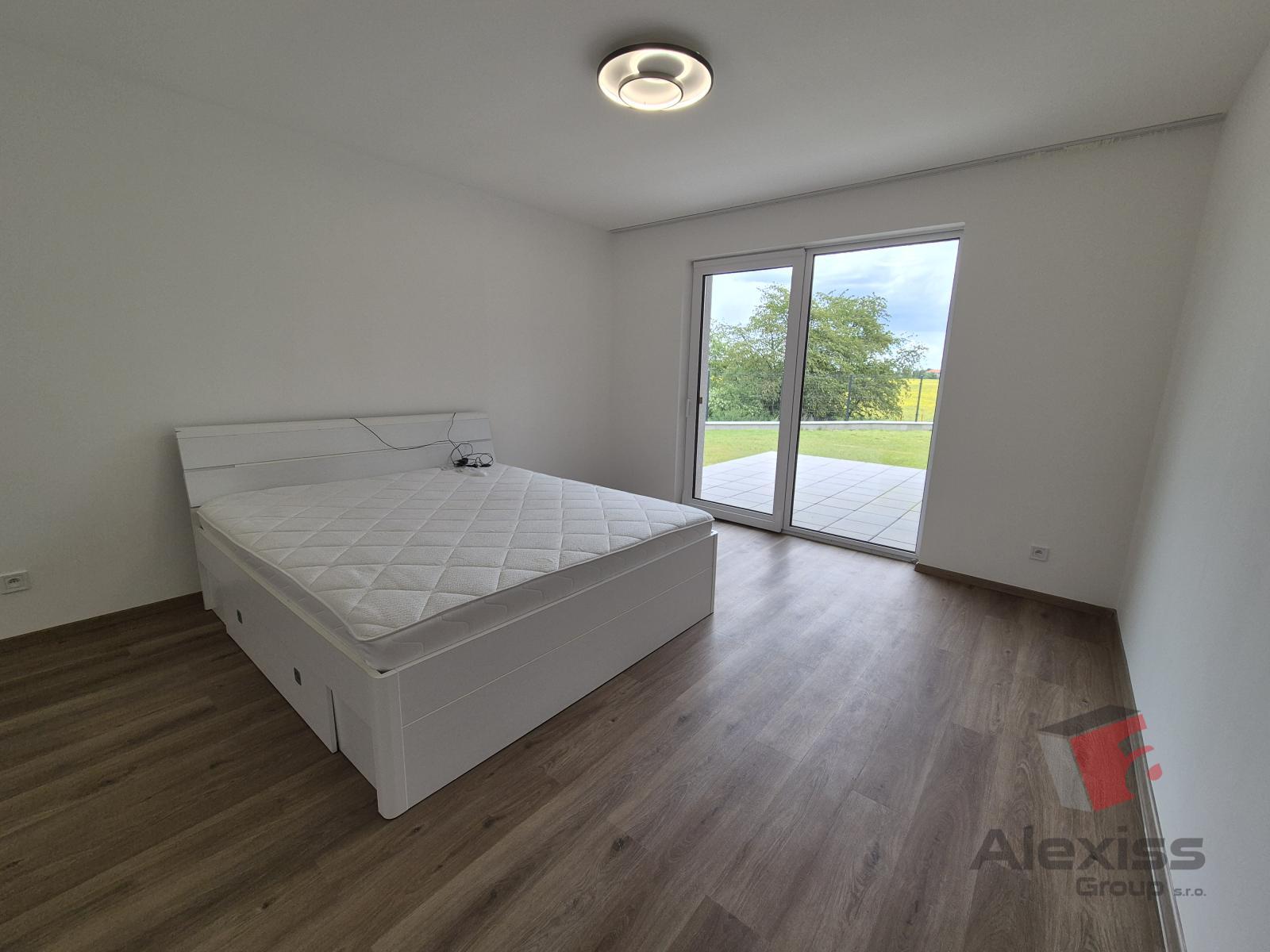 Pronájem novostavby bungalovu 5+KK, terasa, zahrada, Brázdimská, Brandýs nad Labem — fotografie 9