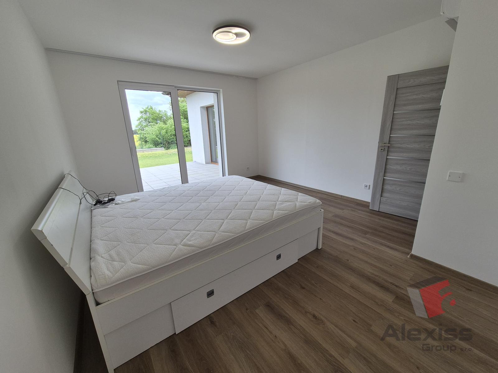 Pronájem novostavby bungalovu 5+KK, terasa, zahrada, Brázdimská, Brandýs nad Labem — fotografie 10