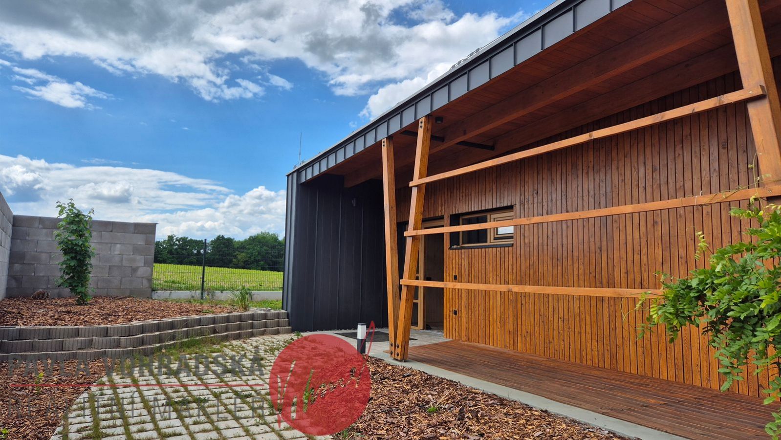 Moderní zděná novostavba 3+kk v Adamově, komfortní bydlení u lesa s koupacím jezírkem — fotografie 7