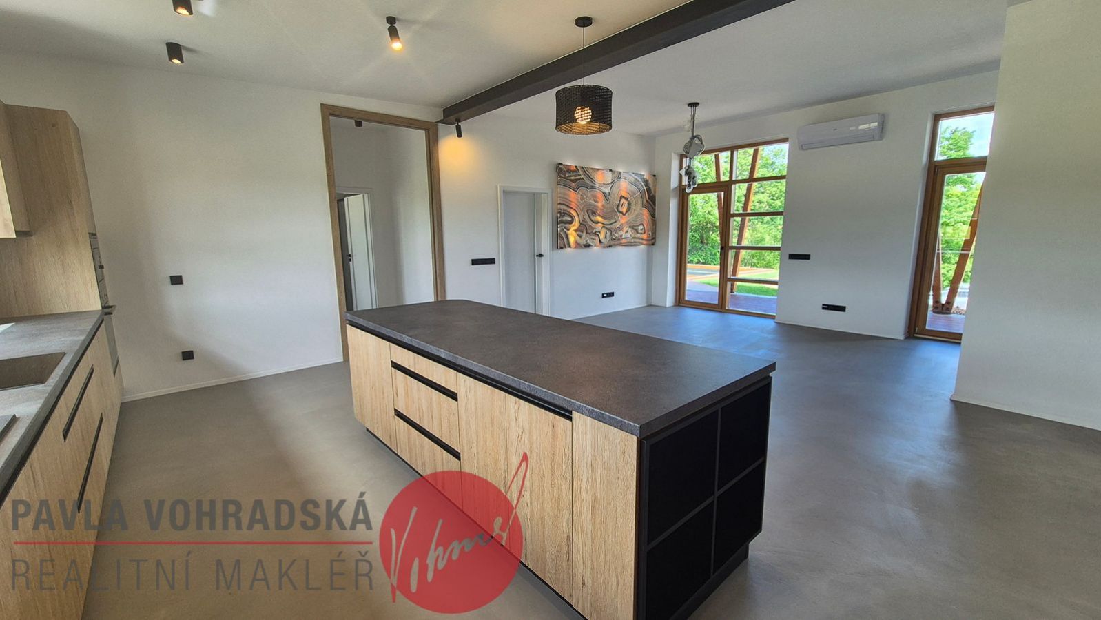 Moderní zděná novostavba 3+kk v Adamově, komfortní bydlení u lesa s koupacím jezírkem — fotografie 14