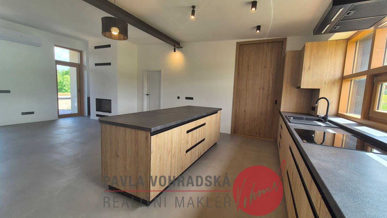 Moderní zděná novostavba 3+kk v Adamově, komfortní bydlení u lesa s koupacím jezírkem — fotografie 15