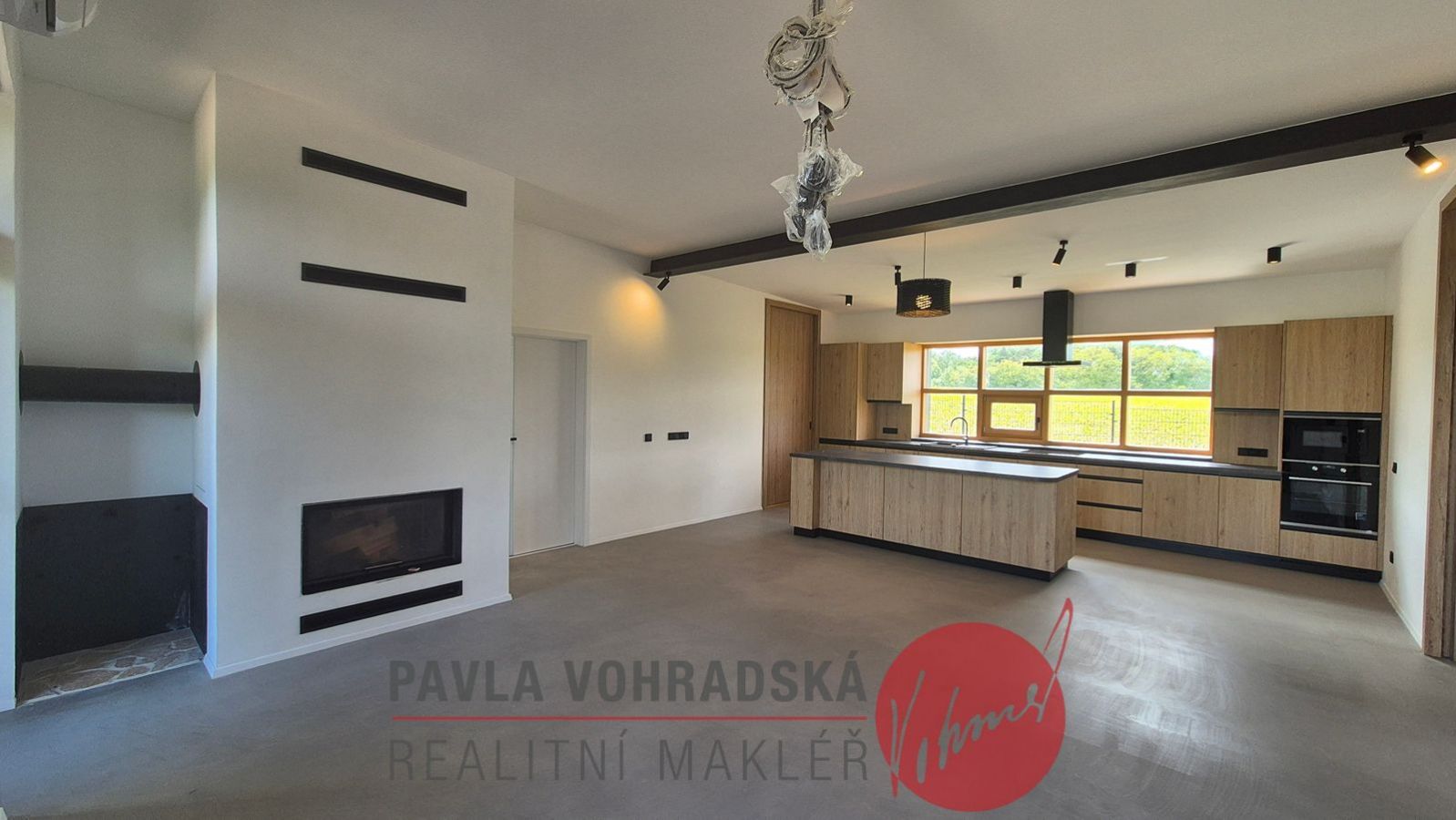 Moderní zděná novostavba 3+kk v Adamově, komfortní bydlení u lesa s koupacím jezírkem — fotografie 16