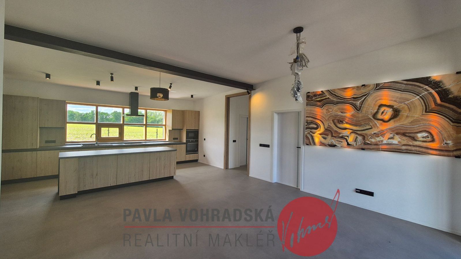 Moderní zděná novostavba 3+kk v Adamově, komfortní bydlení u lesa s koupacím jezírkem — fotografie 17