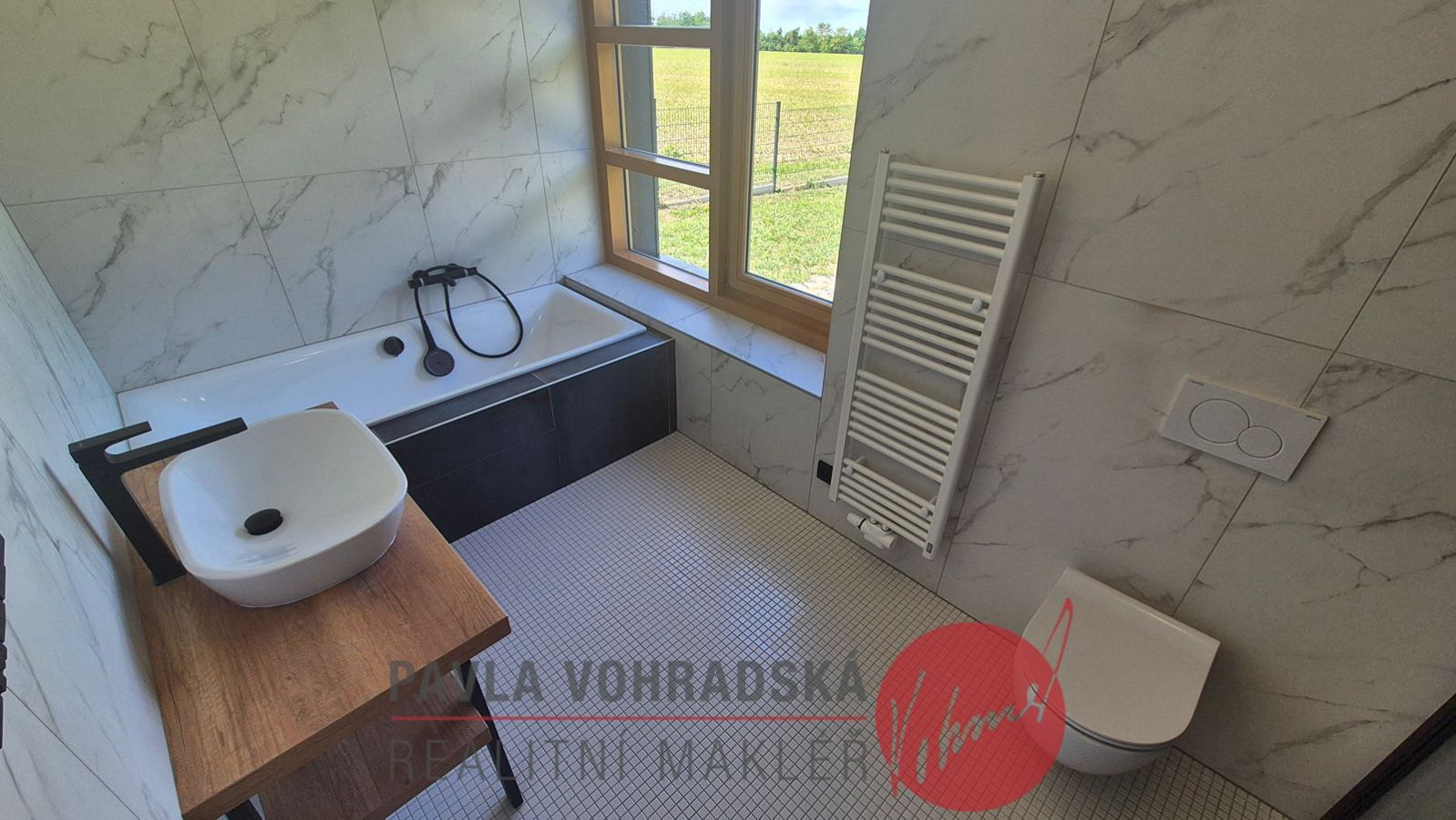 Moderní zděná novostavba 3+kk v Adamově, komfortní bydlení u lesa s koupacím jezírkem — fotografie 20