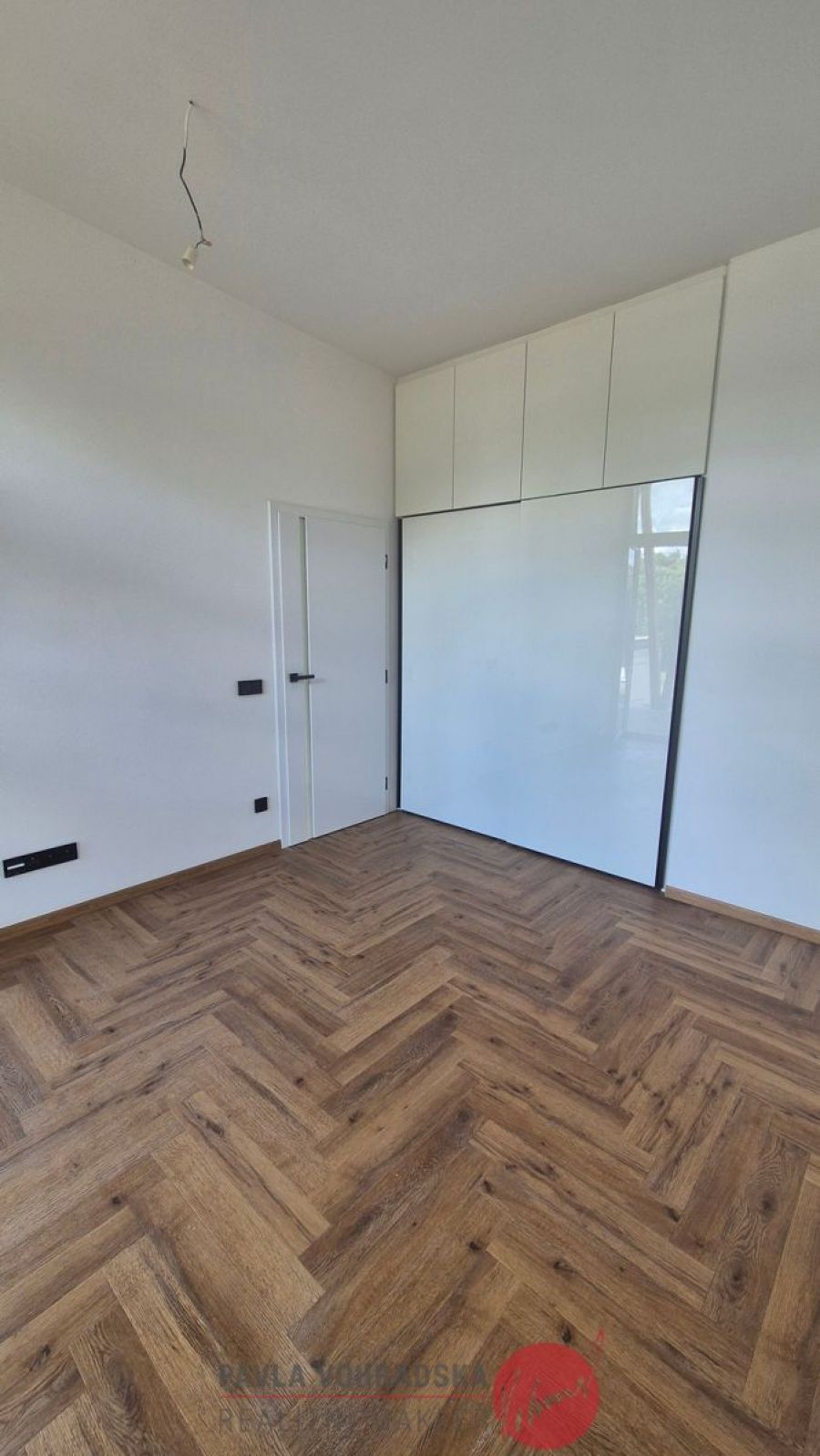 Moderní zděná novostavba 3+kk v Adamově, komfortní bydlení u lesa s koupacím jezírkem — fotografie 24