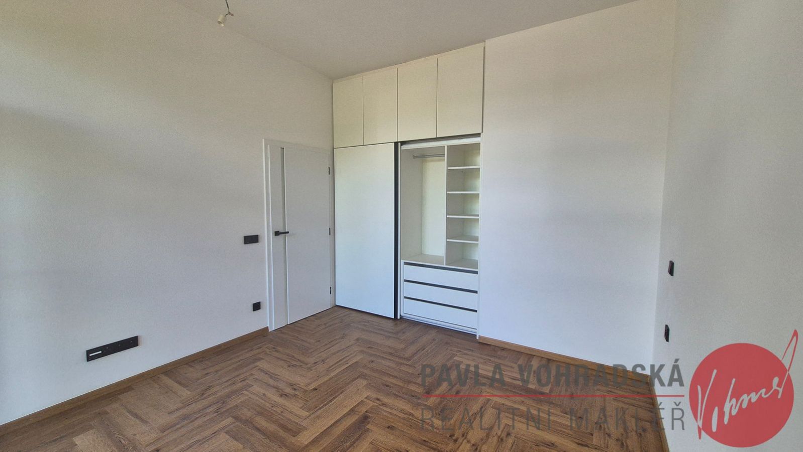 Moderní zděná novostavba 3+kk v Adamově, komfortní bydlení u lesa s koupacím jezírkem — fotografie 25