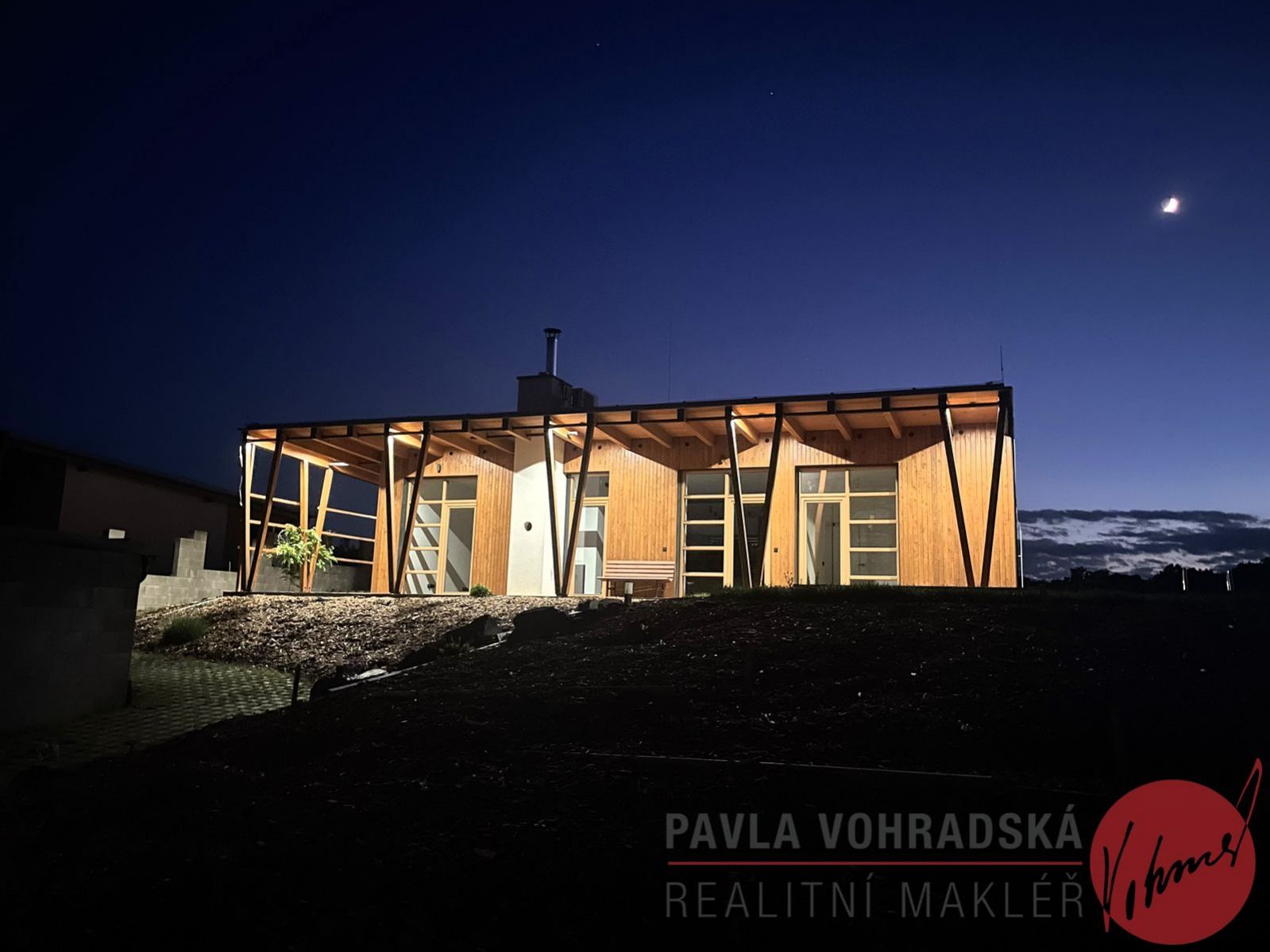 Moderní zděná novostavba 3+kk v Adamově, komfortní bydlení u lesa s koupacím jezírkem — fotografie 29