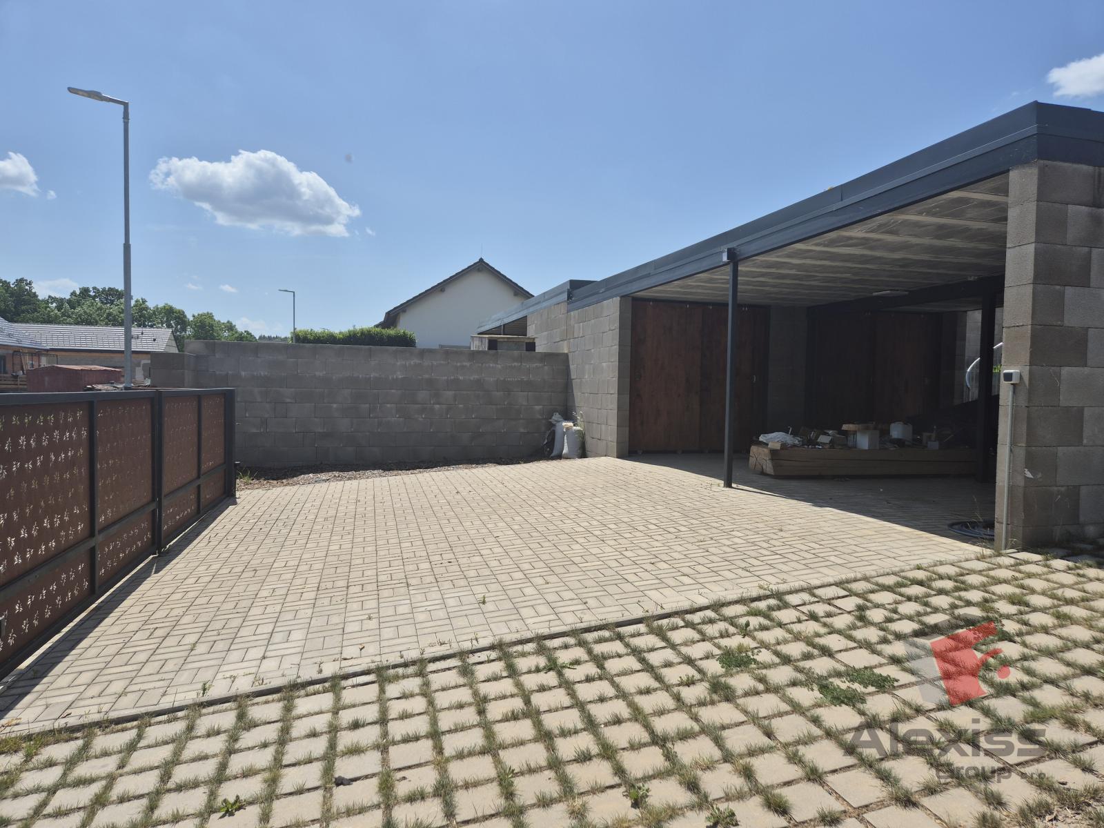 Moderní zděná novostavba 3+kk v Adamově, komfortní bydlení u lesa s koupacím jezírkem — fotografie 30